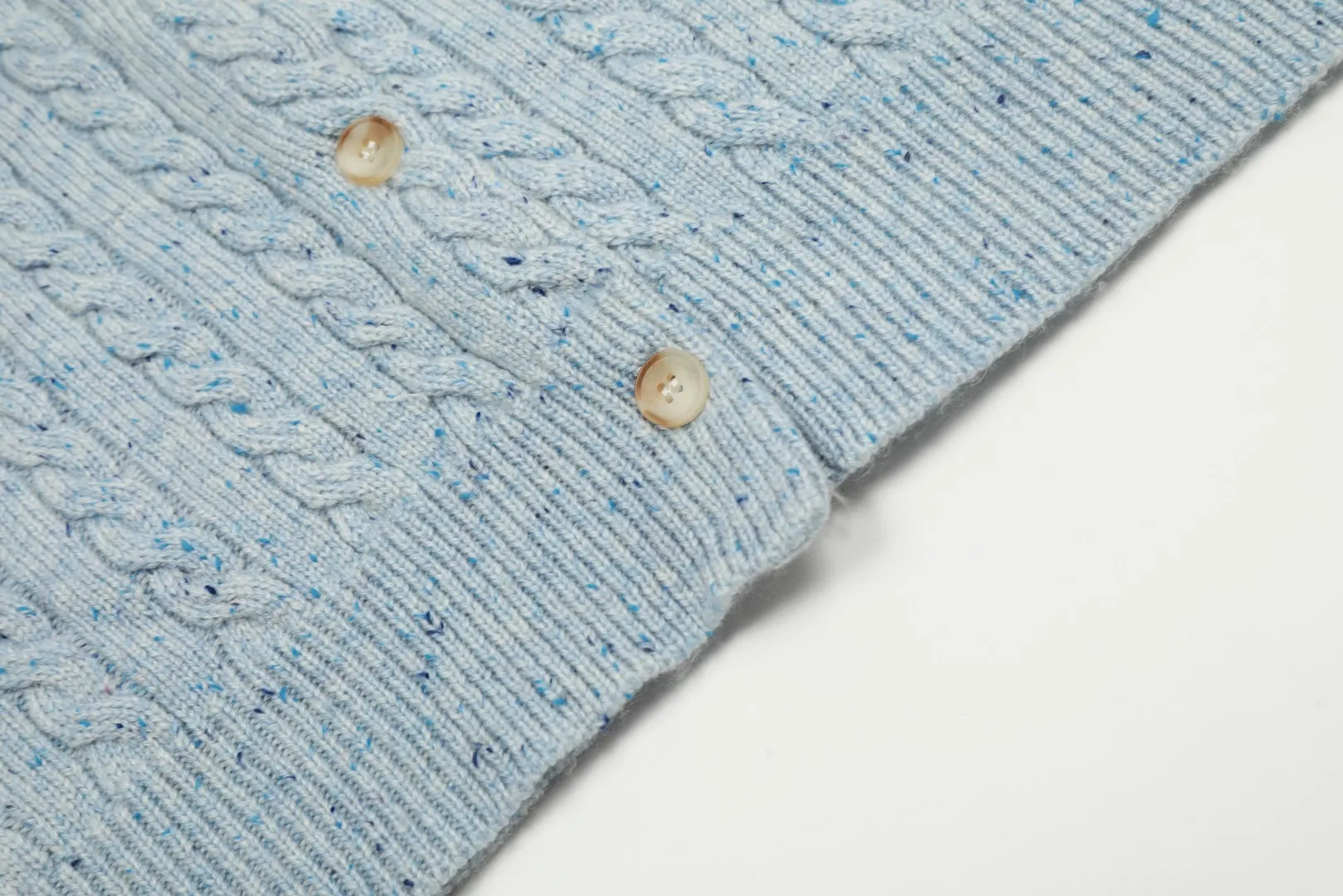 vivienne west wood Vivienne heavy-duty twist multi-color classic cardigan knitted sweater wool 2024 autumn latest style 🧩 15% merino cotton wool 85% wool blend 🧩Correct Italian 🇮🇹100% wool washed wheat logo Size: S -M- L Color: White Dark Gray Blue